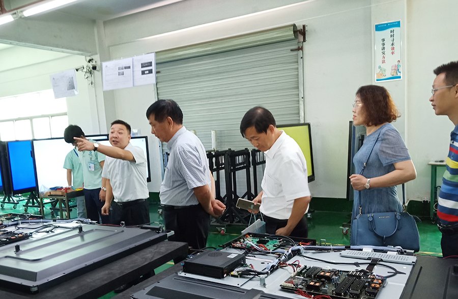 秉承教育精神，共創發展 --桂深兩地教育裝備協會專家蒞臨方成教學參觀和指導